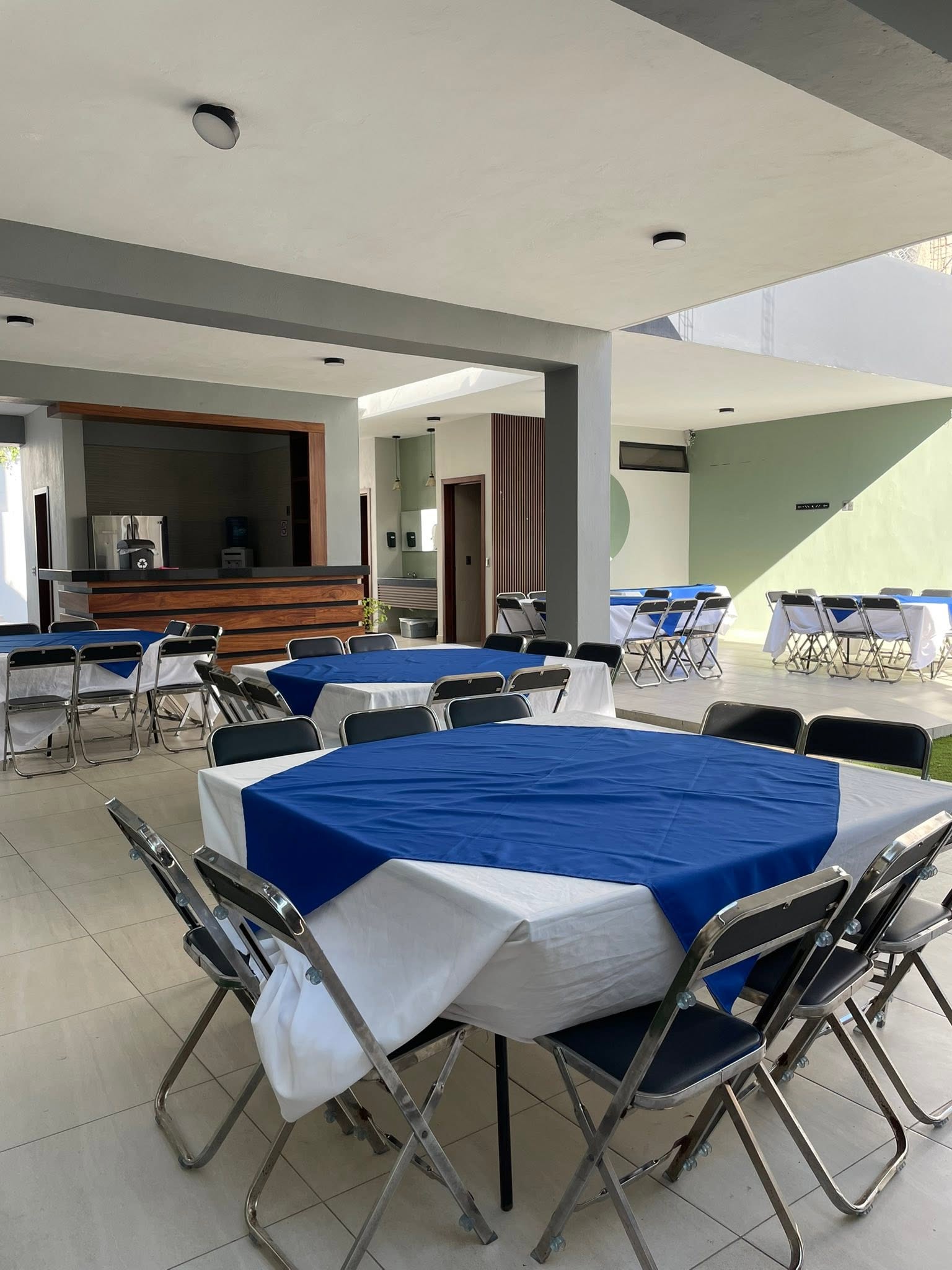 Salón Techado con Montaje de Mesas - Terraza La Opulenza